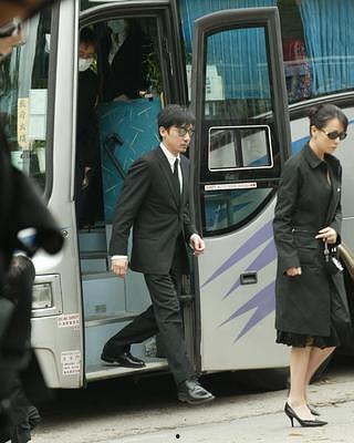 张国荣葬礼梅艳芳视频,同台泪别，永恒的银幕情谊